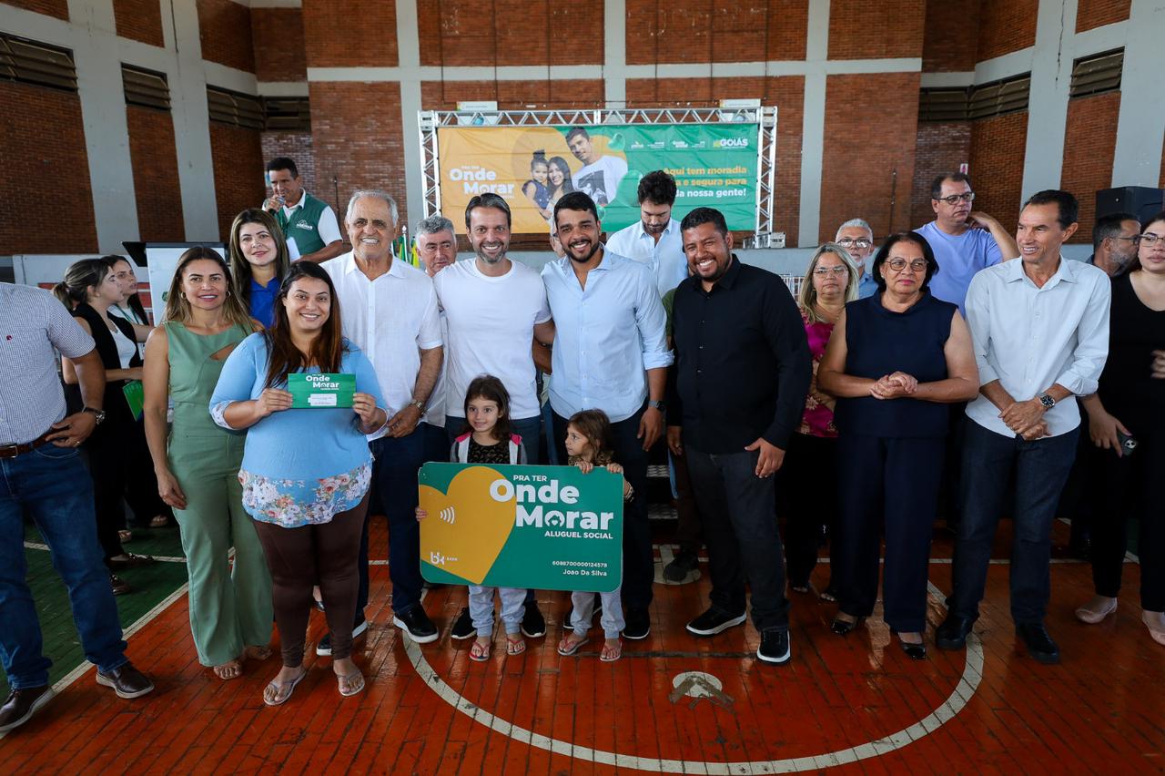 Prefeitura de Trindade entrega escrituras e cartões do Aluguel Social em parceria com o Governo de Goiás