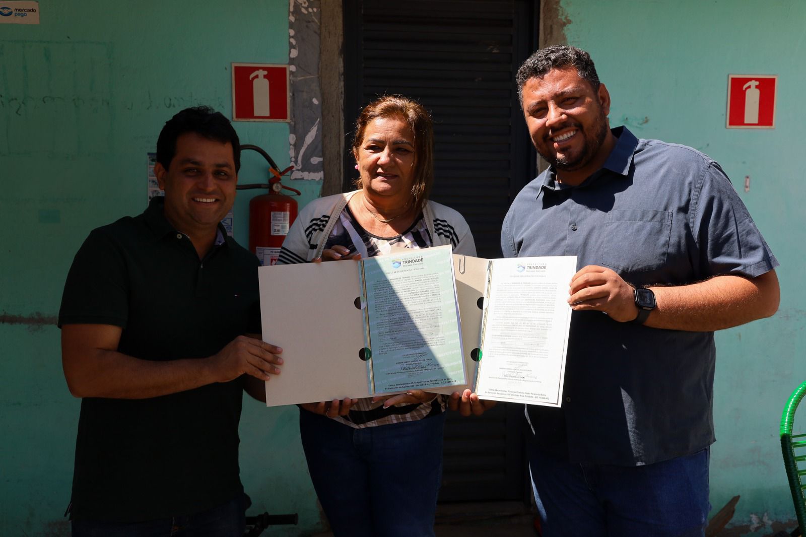 Secretaria de Planejamento entrega 55 escrituras a famílias de Trindade e anuncia novo mutirão