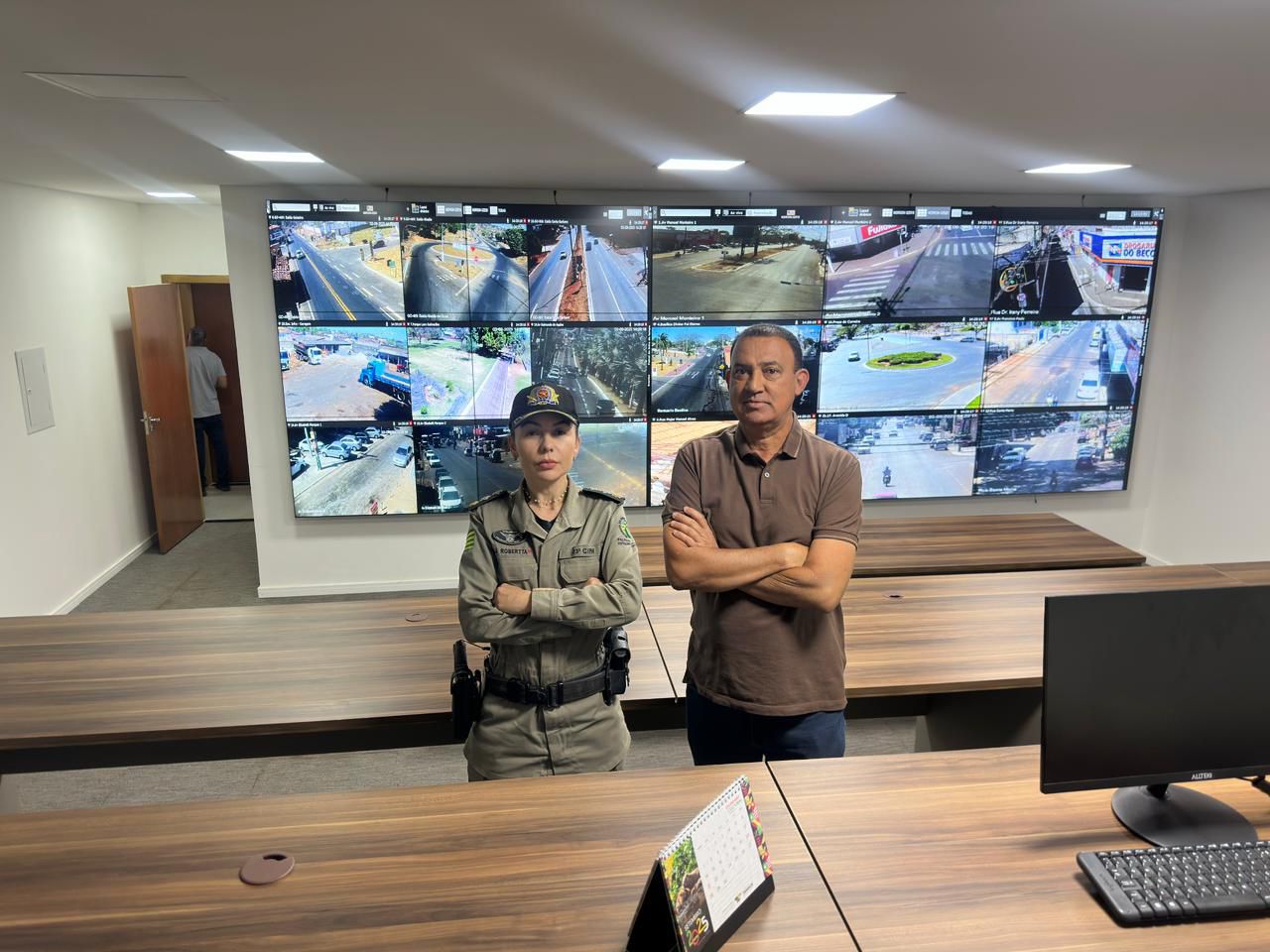 Comandante da 23ª CIPM conhece Central de Vídeo Monitoramento de Trindade