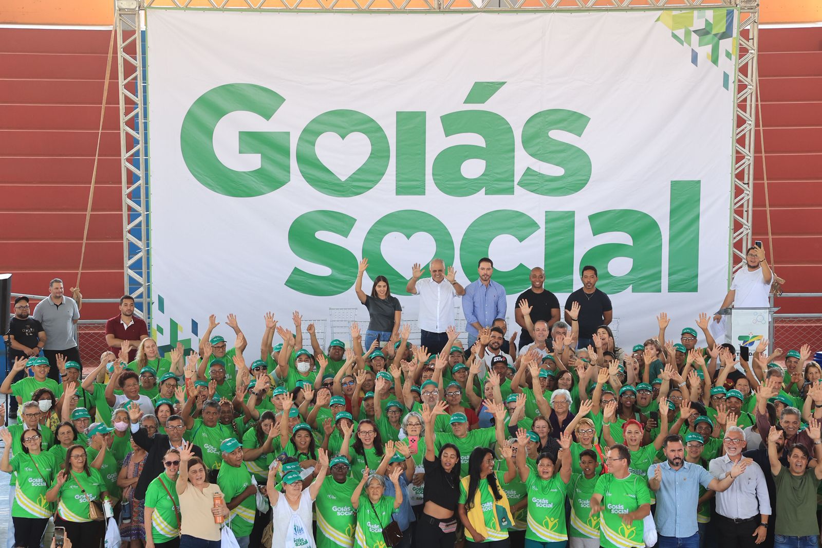 Trindade recebe novos materiais esportivos para turmas do Viva Mais Goiás