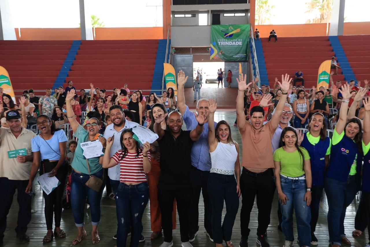 Governo de Goiás entrega benefícios sociais e certificados de qualificação em Trindade
