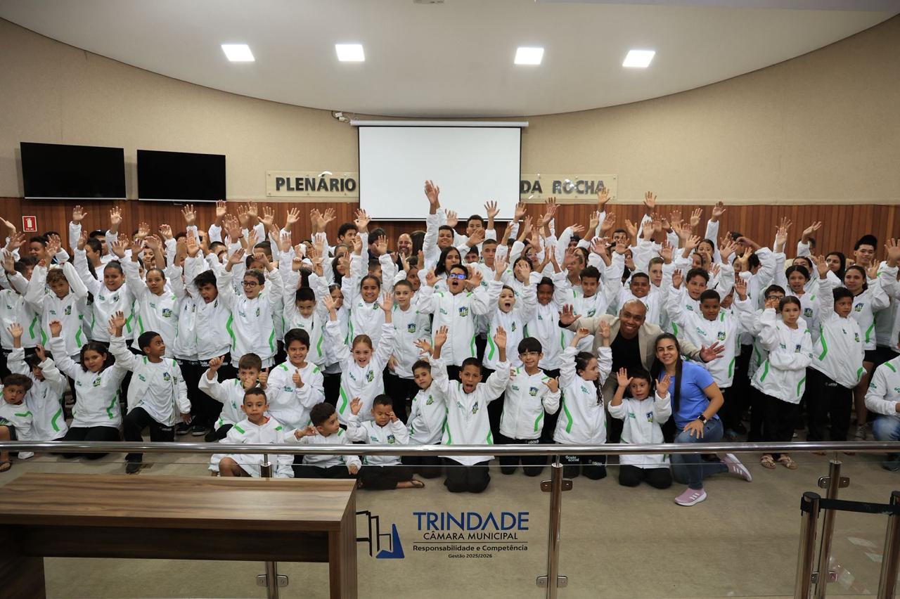 Alunos do projeto Construindo Campeões recebem agasalhos e camisetas para participação na Copa 2025