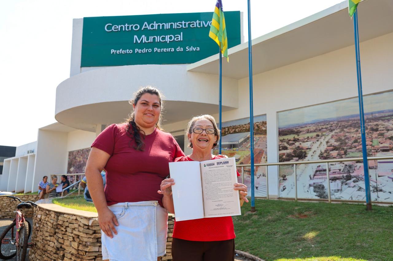Prefeitura de Trindade entrega 50 escrituras pelo Programa Regulariza Trindade e garante mais segurança jurídica para famílias