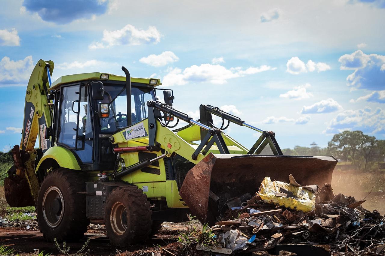 Prefeitura de Trindade executa 10 frentes de infraestrutura em 17 setores nesta quinta-feira (06/11)