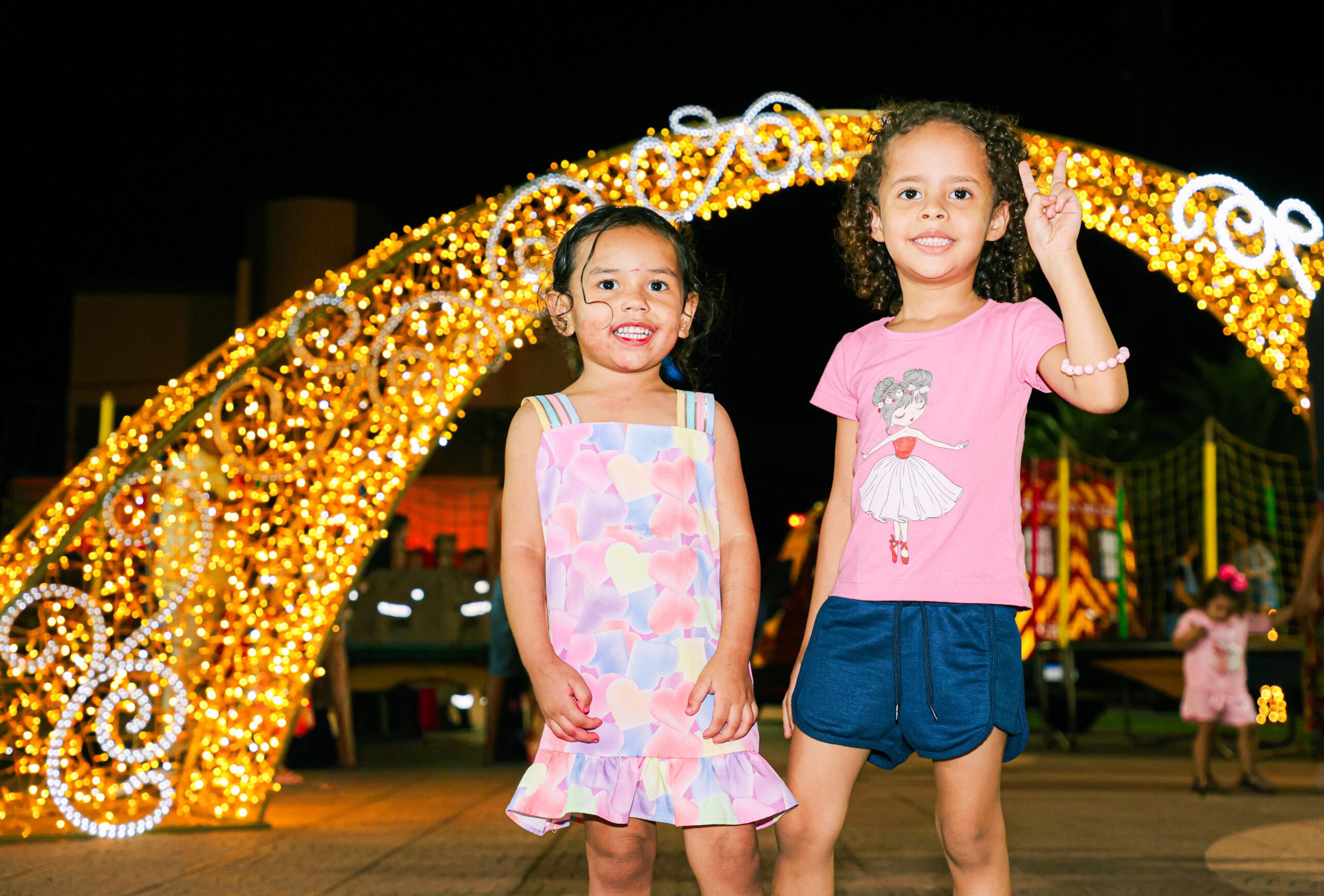 Trindade acende iluminação natalina na Praça da Prefeitura e recebe Caravana da Coca-Cola