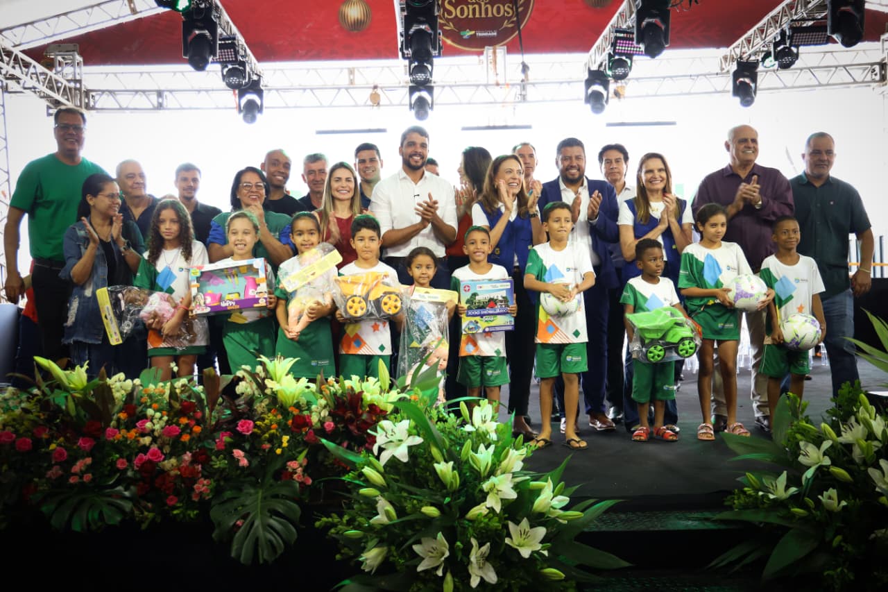 Gracinha Caiado visita Trindade e entrega benefícios sociais ao lado do prefeito